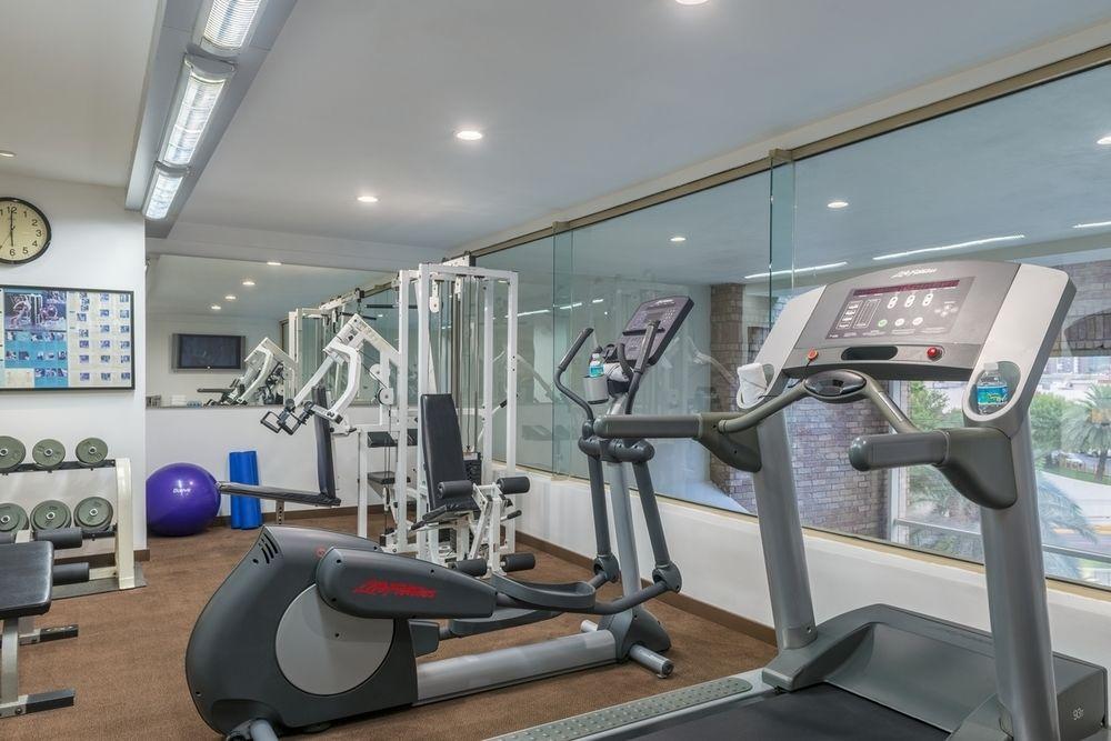 Four Points By Sheraton Galerias Monterrey Bagian luar foto The gym at the hotel