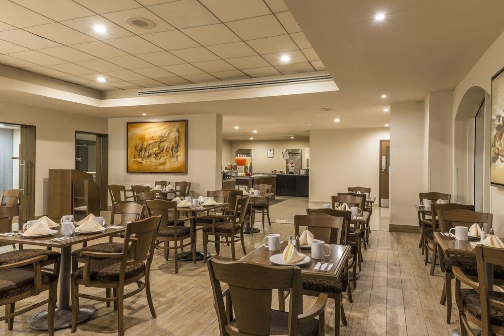 Four Points By Sheraton Galerias Monterrey Bagian luar foto The restaurant at the hotel
