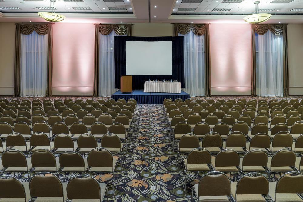 Four Points By Sheraton Galerias Monterrey Bagian luar foto The ballroom at the Hilton San Francisco