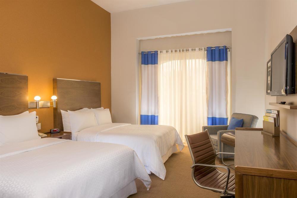 Four Points By Sheraton Galerias Monterrey Bagian luar foto A typical room at the hotel