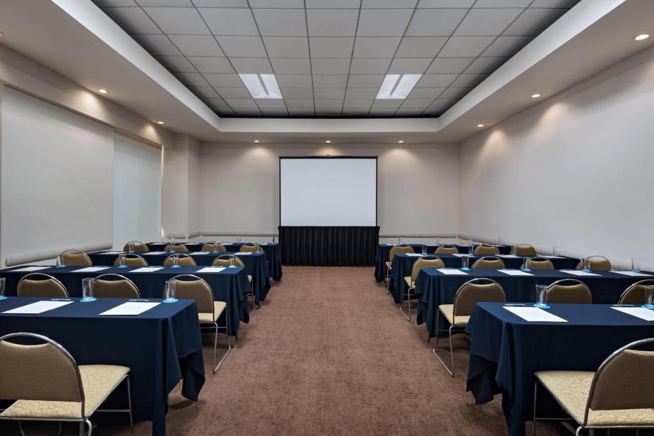 Four Points By Sheraton Galerias Monterrey Bagian luar foto A typical conference room