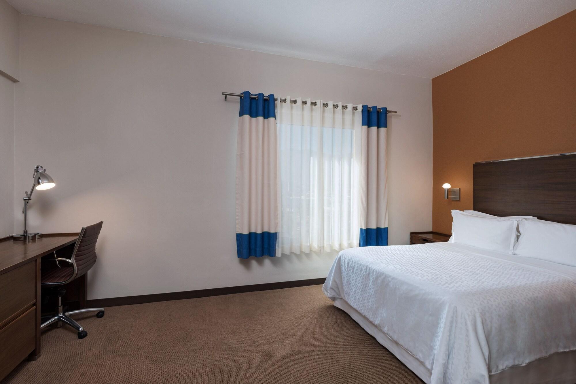 Four Points By Sheraton Galerias Monterrey Bagian luar foto A typical bedroom in a typical extended stay hotel