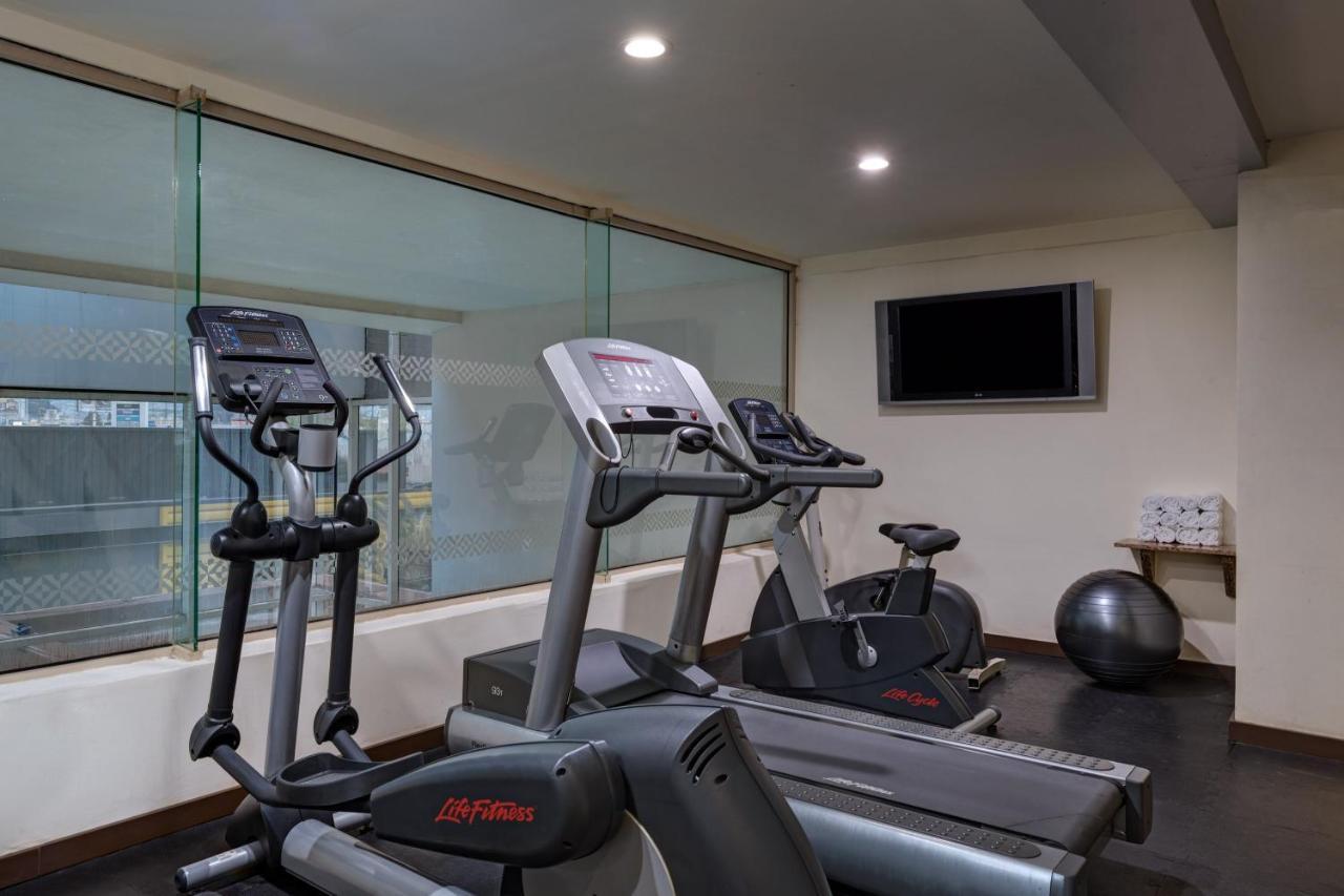 Four Points By Sheraton Galerias Monterrey Bagian luar foto The gym at the hotel