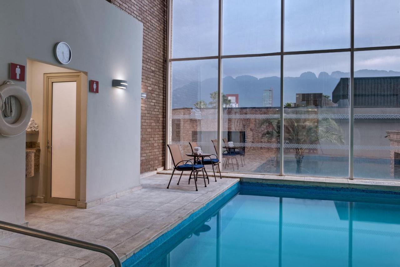 Four Points By Sheraton Galerias Monterrey Bagian luar foto The swimming pool at the hotel