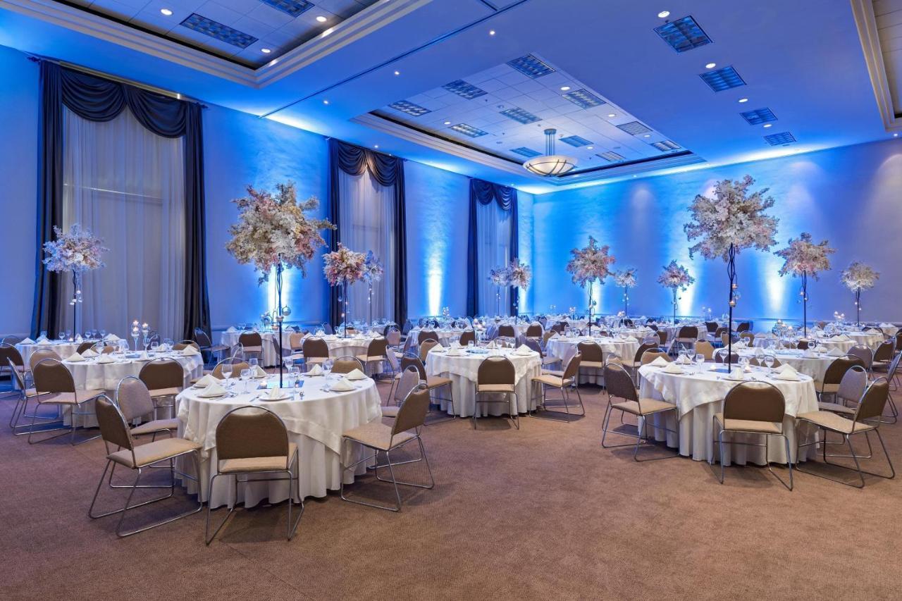 Four Points By Sheraton Galerias Monterrey Bagian luar foto The ballroom at the Royal Garden Hotel