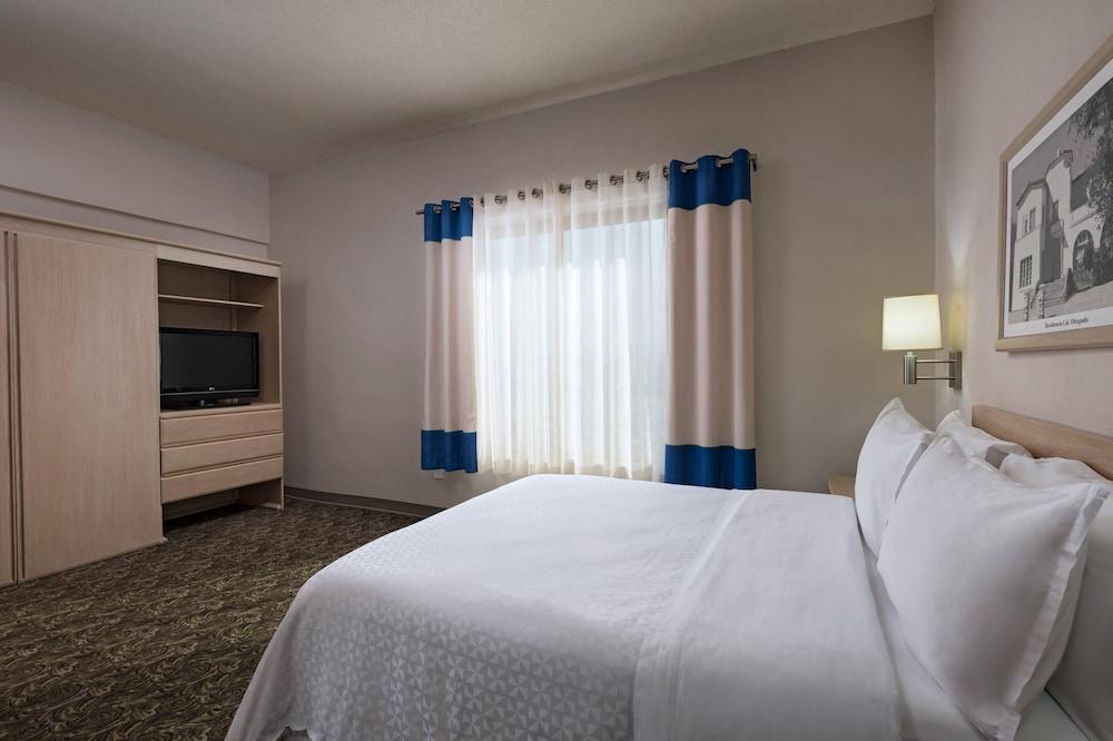 Four Points By Sheraton Galerias Monterrey Bagian luar foto A bedroom at the Hilton Garden Inn in San Francisco