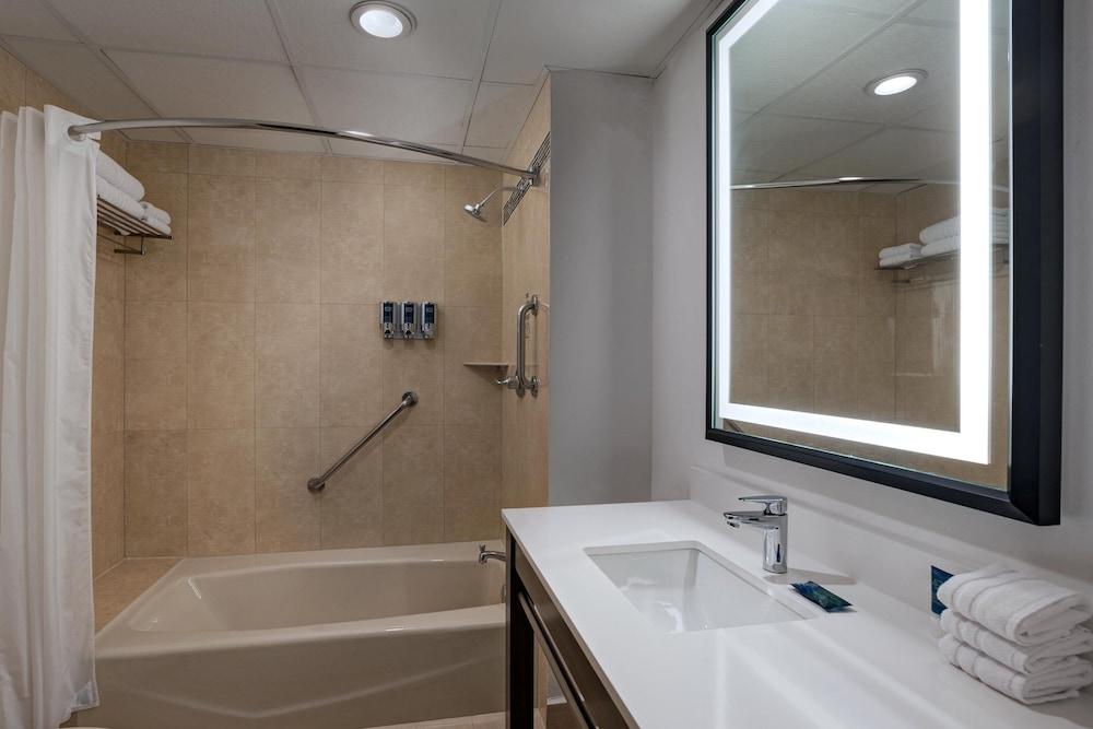 Four Points By Sheraton Galerias Monterrey Bagian luar foto Bathroom