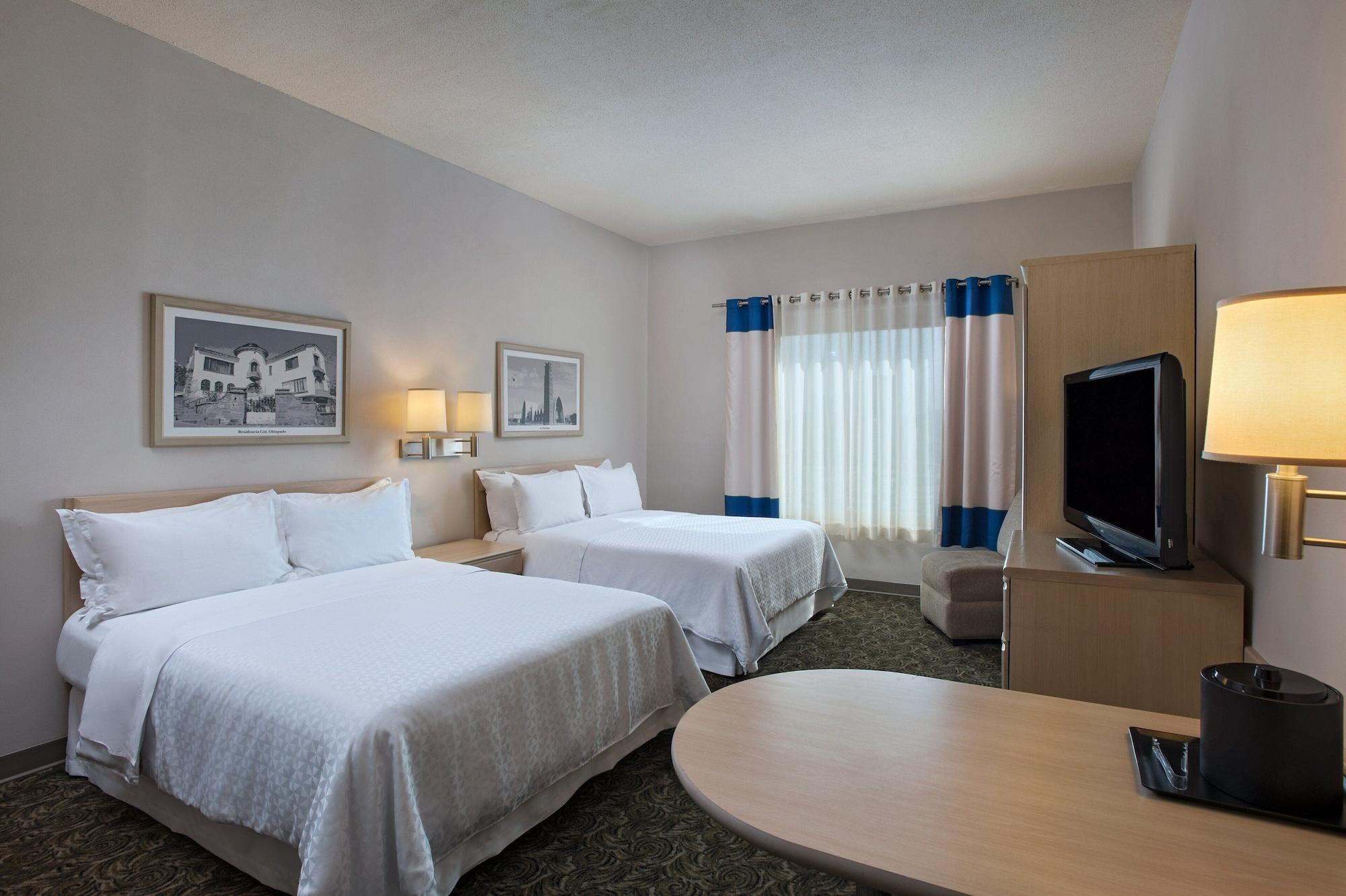 Four Points By Sheraton Galerias Monterrey Bagian luar foto A typical guest room at the Hilton Garden Inn