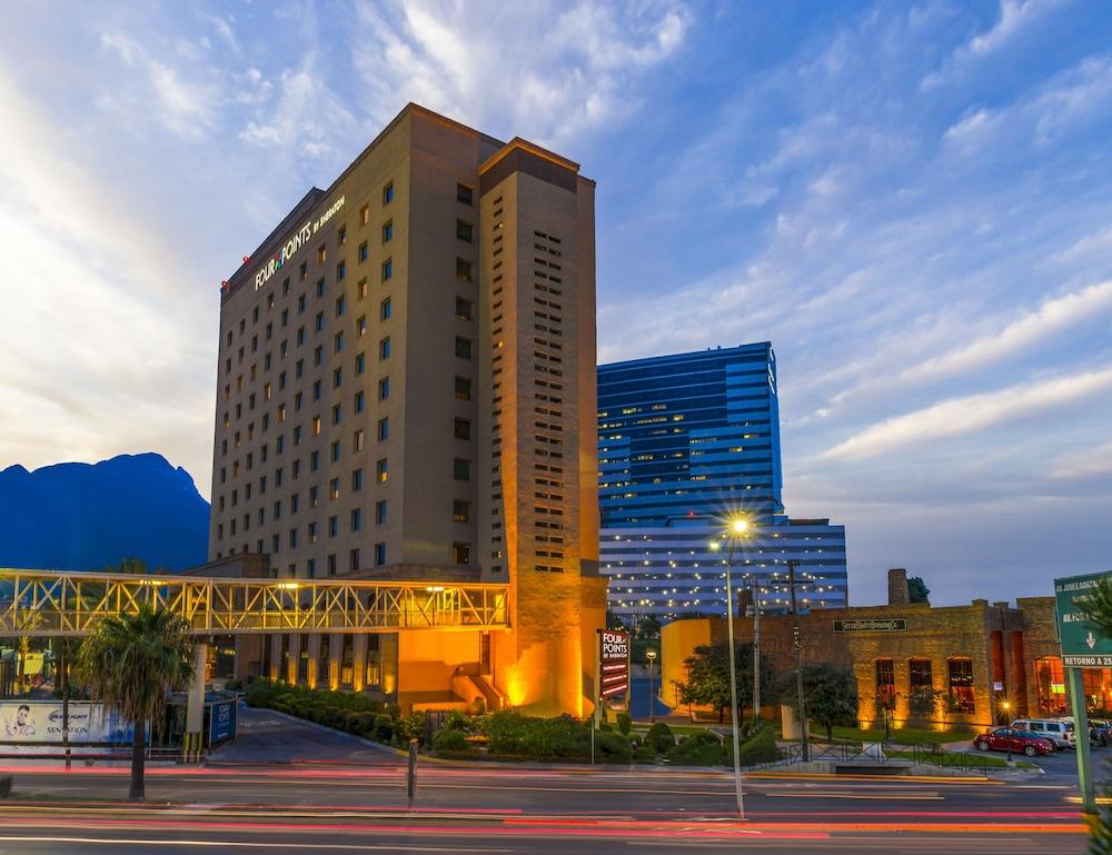 Four Points By Sheraton Galerias Monterrey Bagian luar foto The hotel at dusk