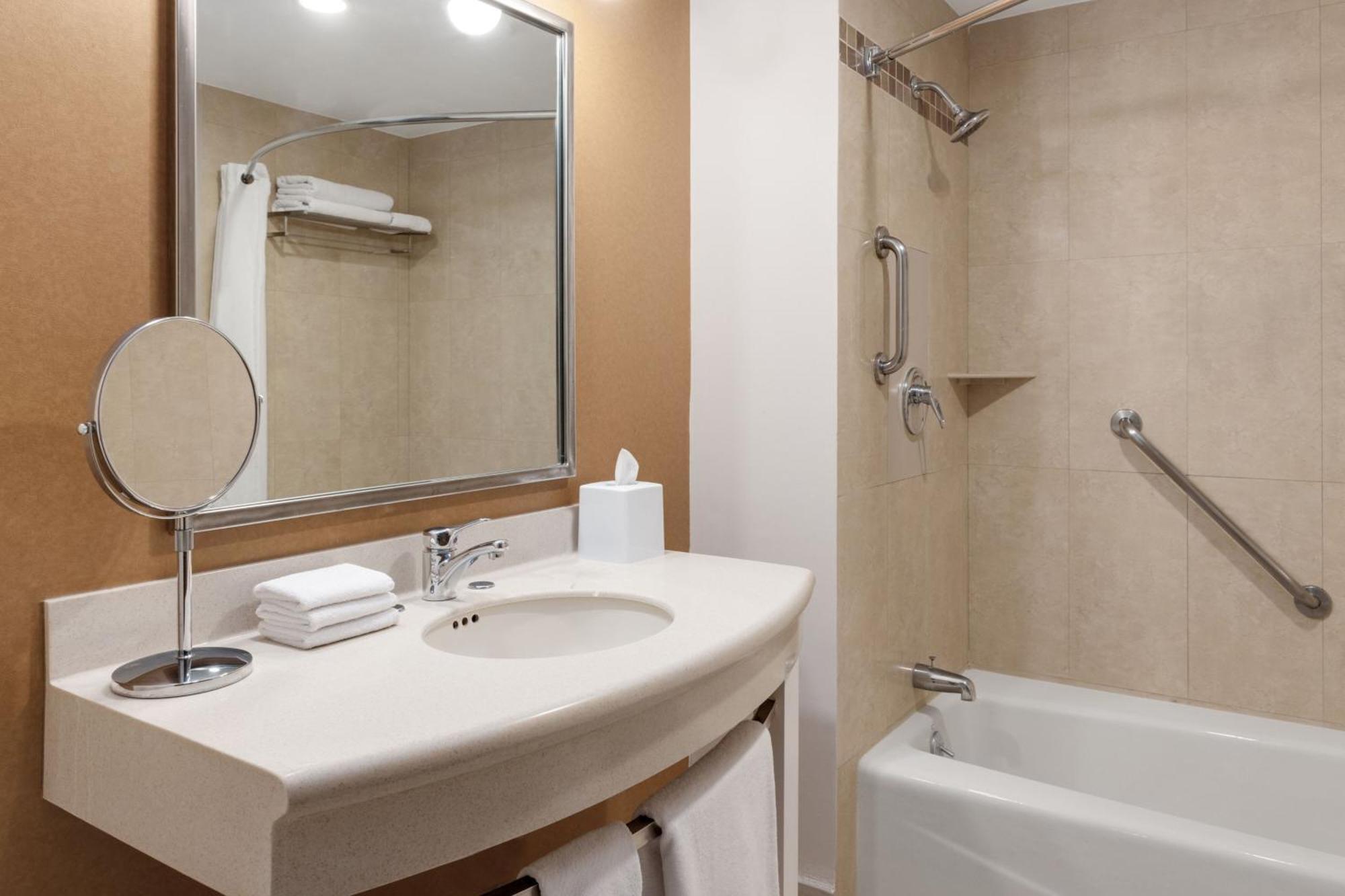 Four Points By Sheraton Galerias Monterrey Bagian luar foto Bathroom