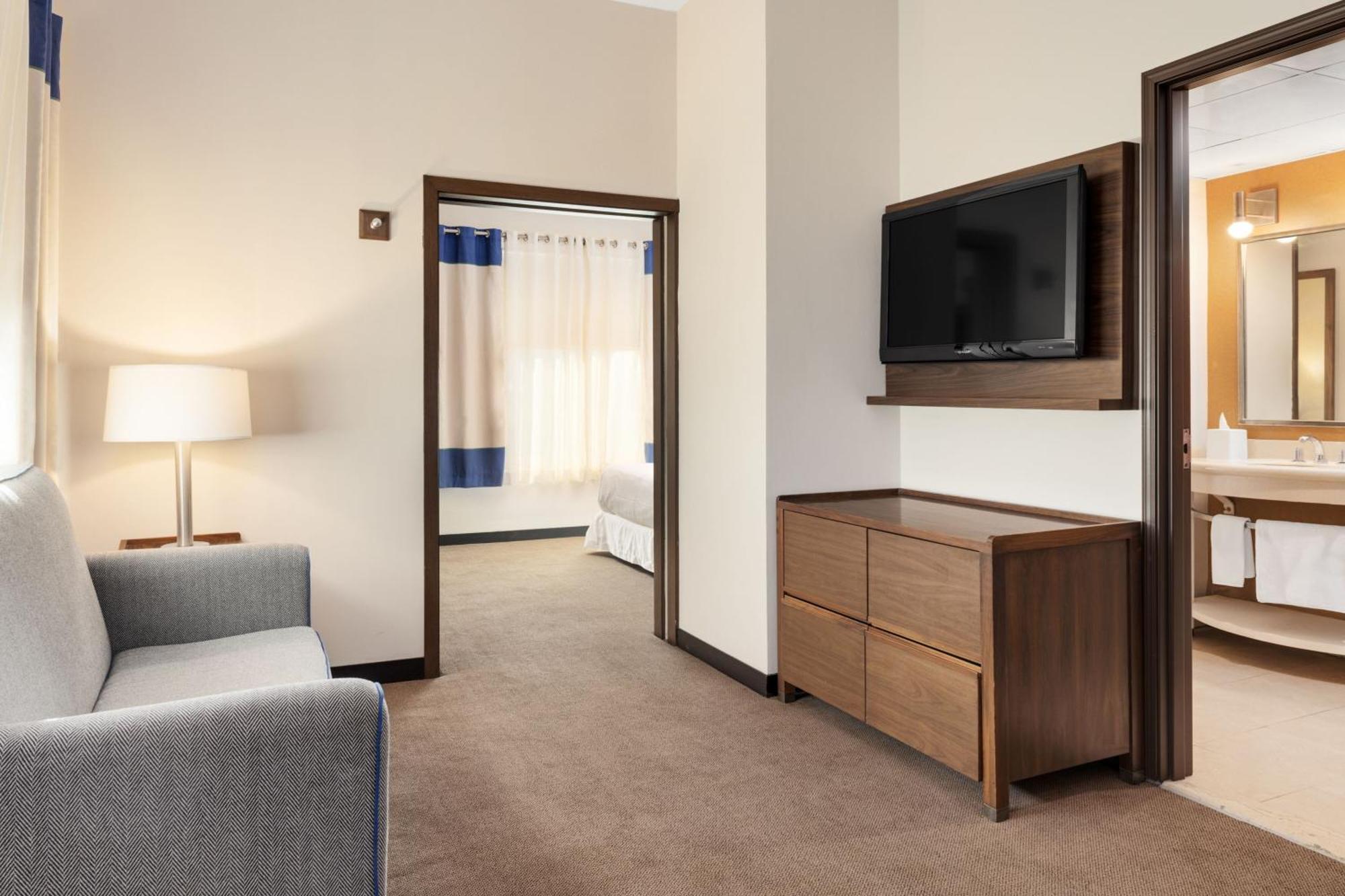 Four Points By Sheraton Galerias Monterrey Bagian luar foto A typical suite at the Residence Inn