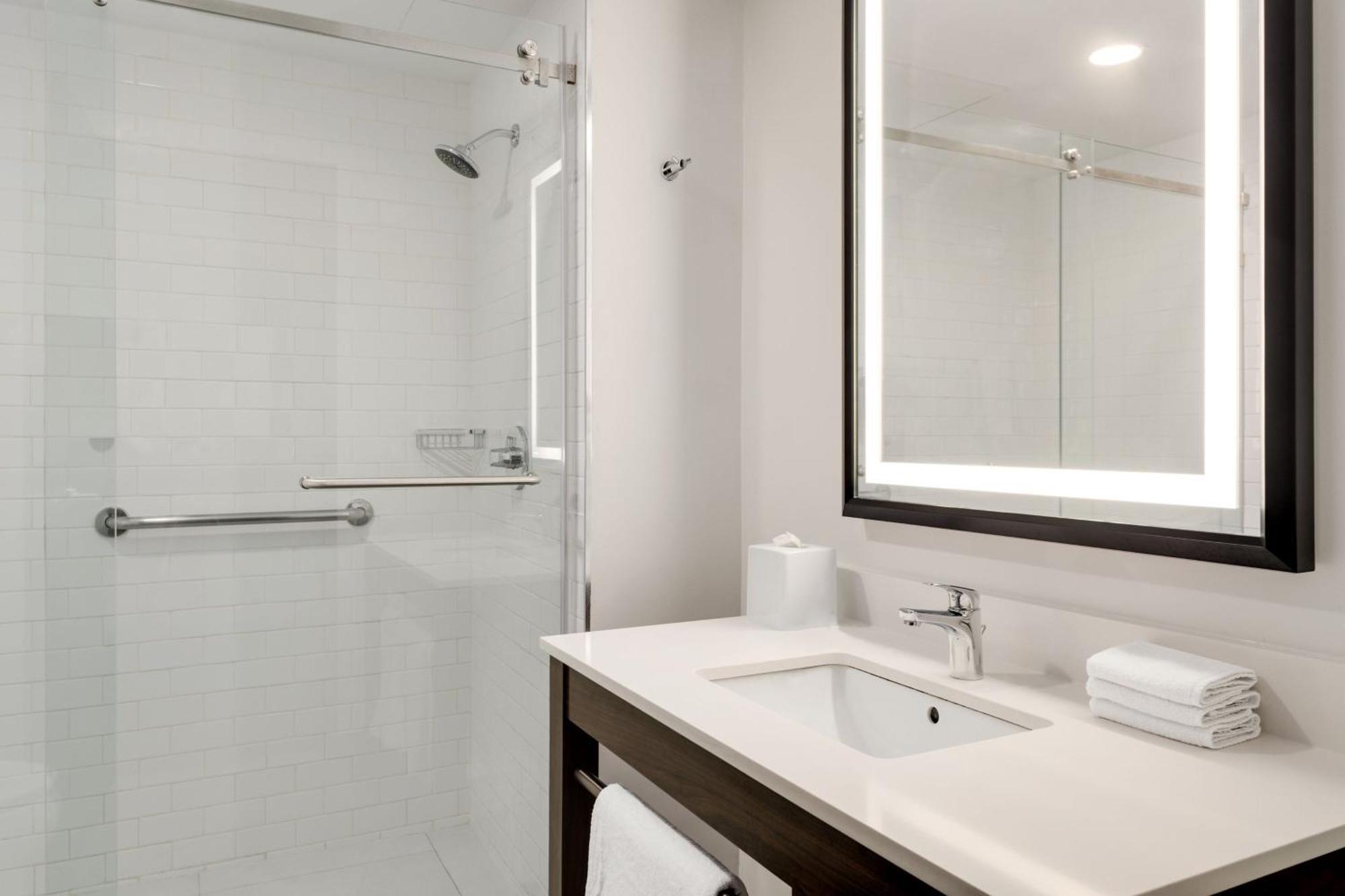 Four Points By Sheraton Galerias Monterrey Bagian luar foto A bathroom in a Hilton Garden Inn