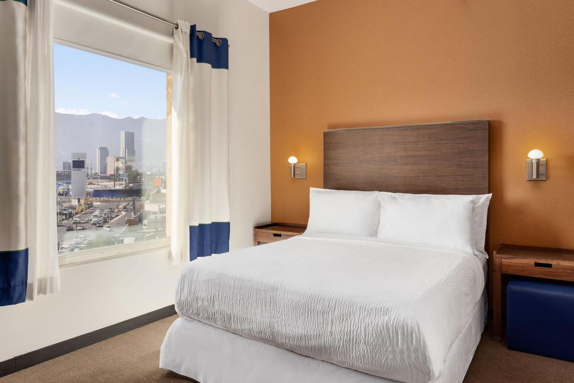Four Points By Sheraton Galerias Monterrey Bagian luar foto A typical bedroom in a Residence Inn
