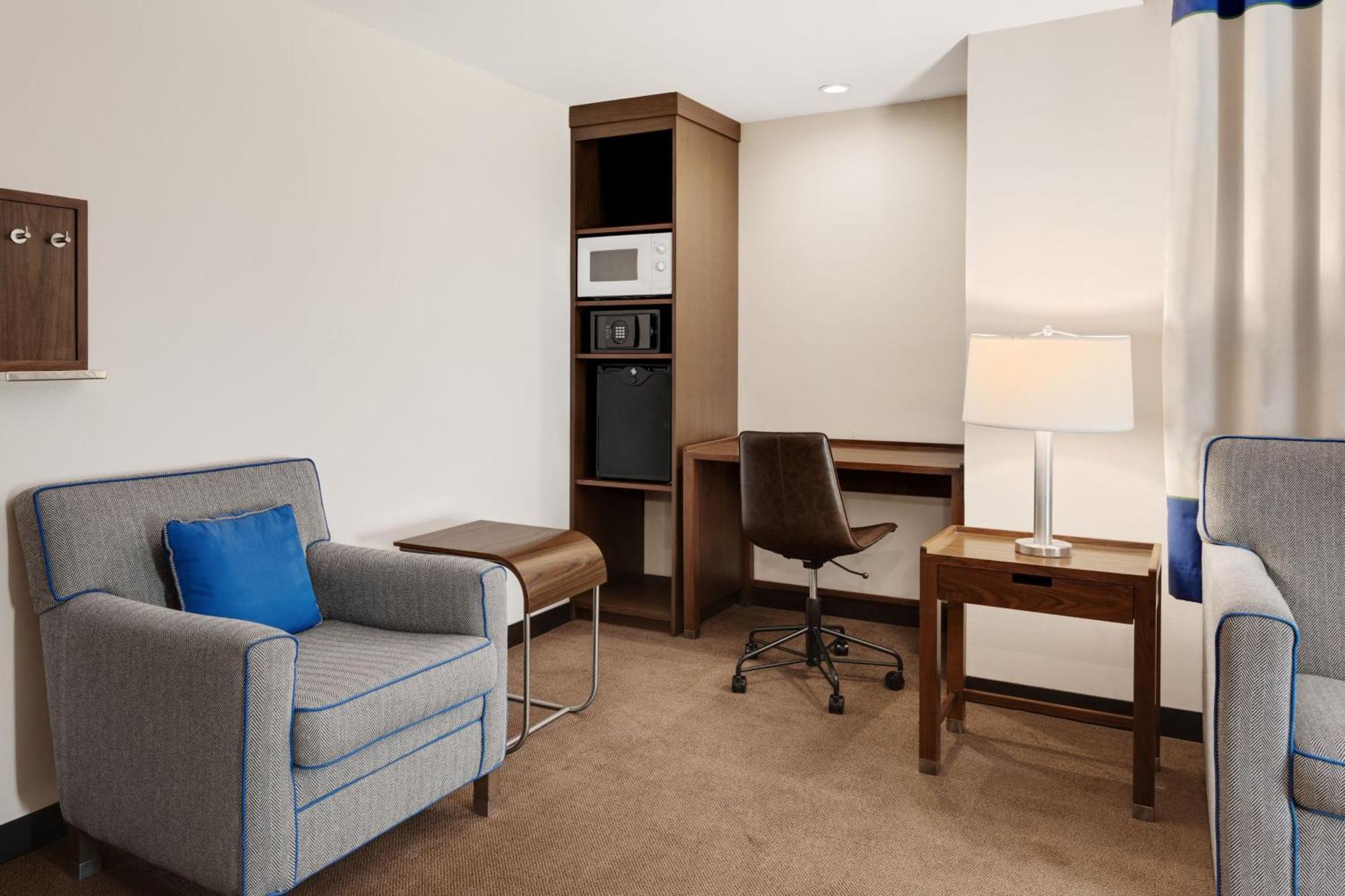 Four Points By Sheraton Galerias Monterrey Bagian luar foto Living area