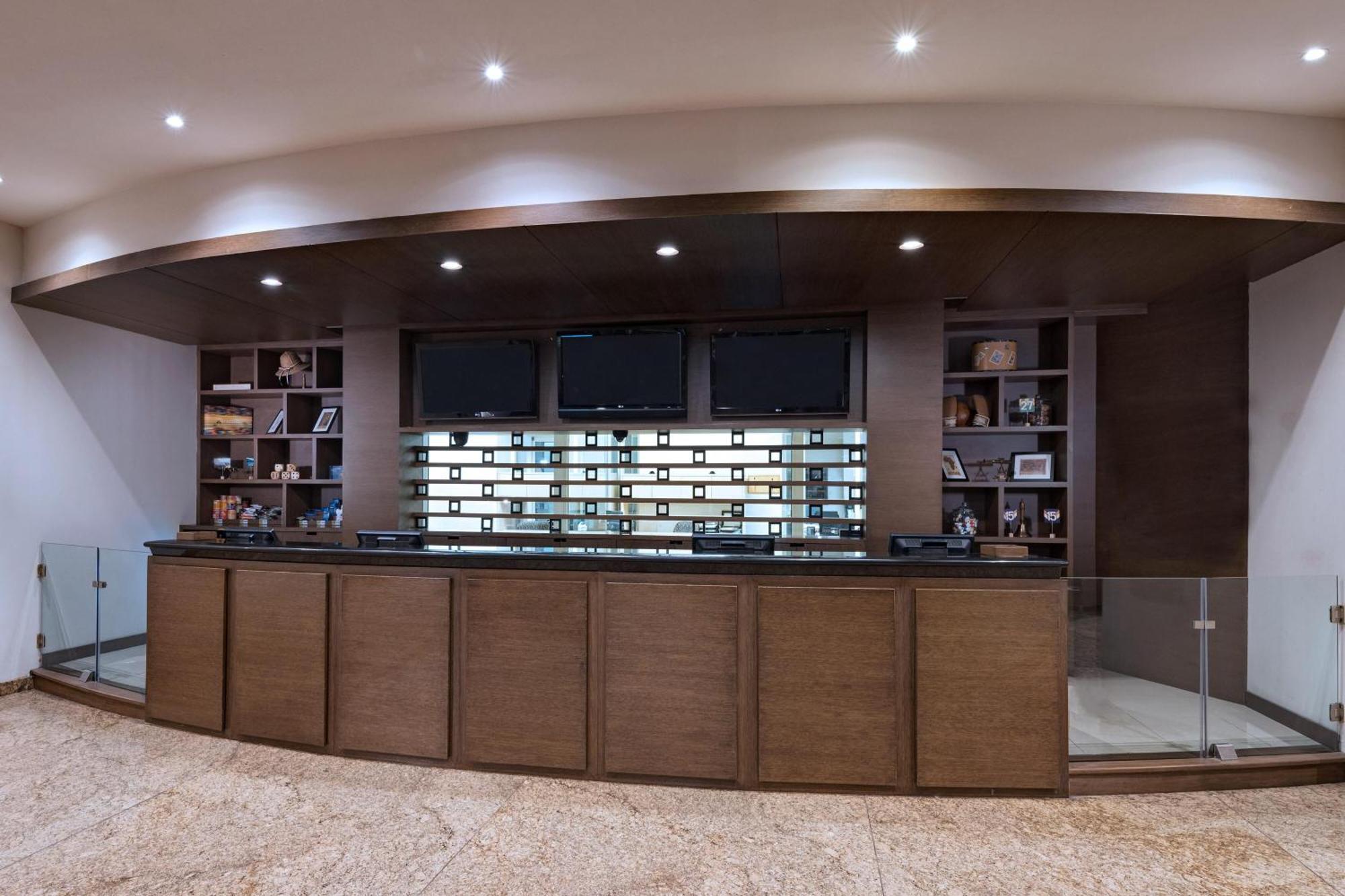 Four Points By Sheraton Galerias Monterrey Bagian luar foto The reception desk at the library
