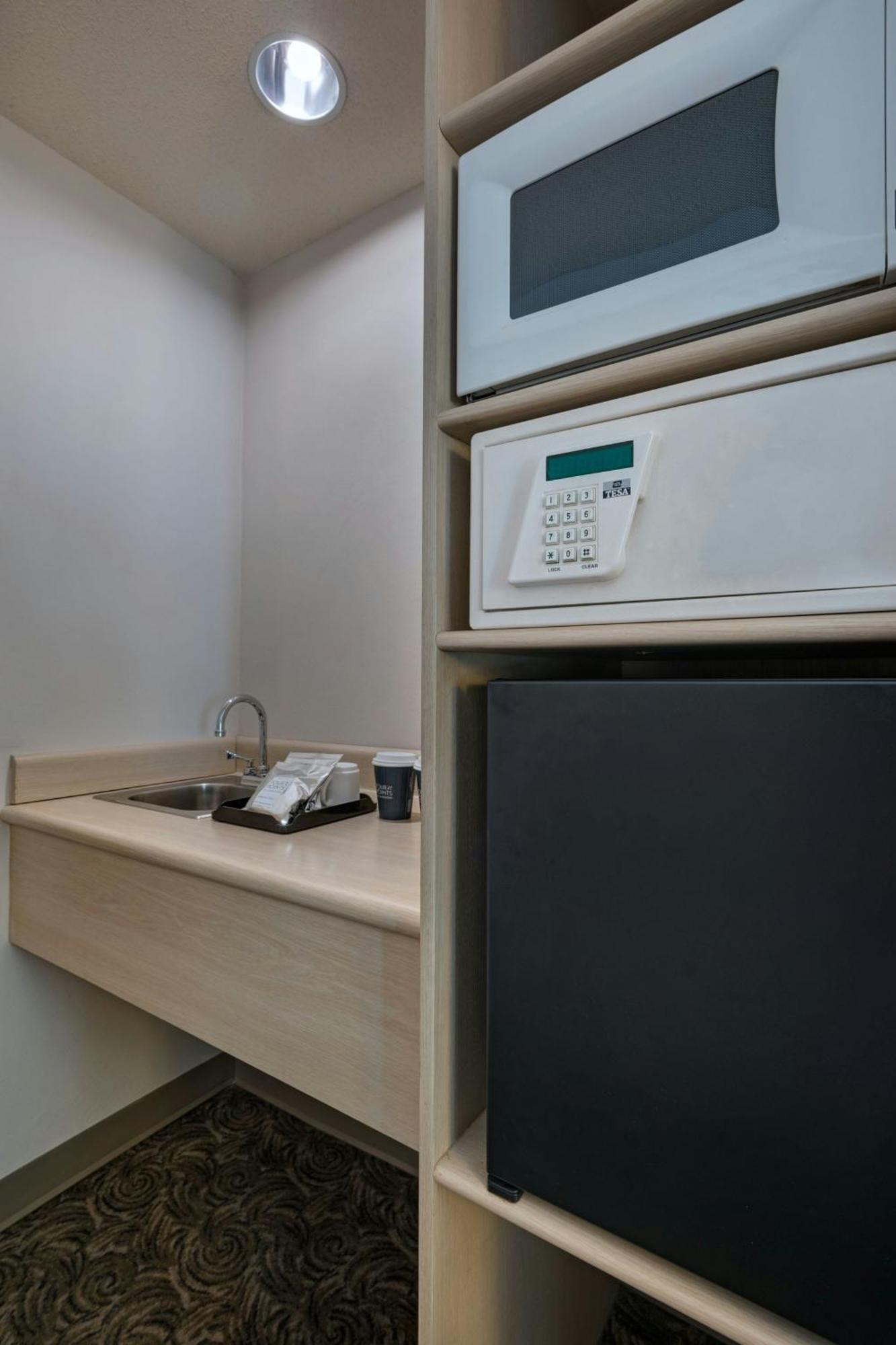 Four Points By Sheraton Galerias Monterrey Bagian luar foto A safe in a hotel room