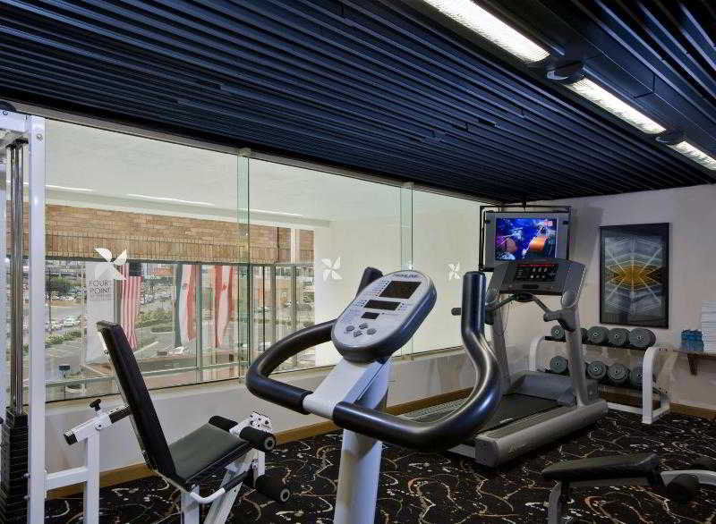Four Points By Sheraton Galerias Monterrey Bagian luar foto The gym at the hotel
