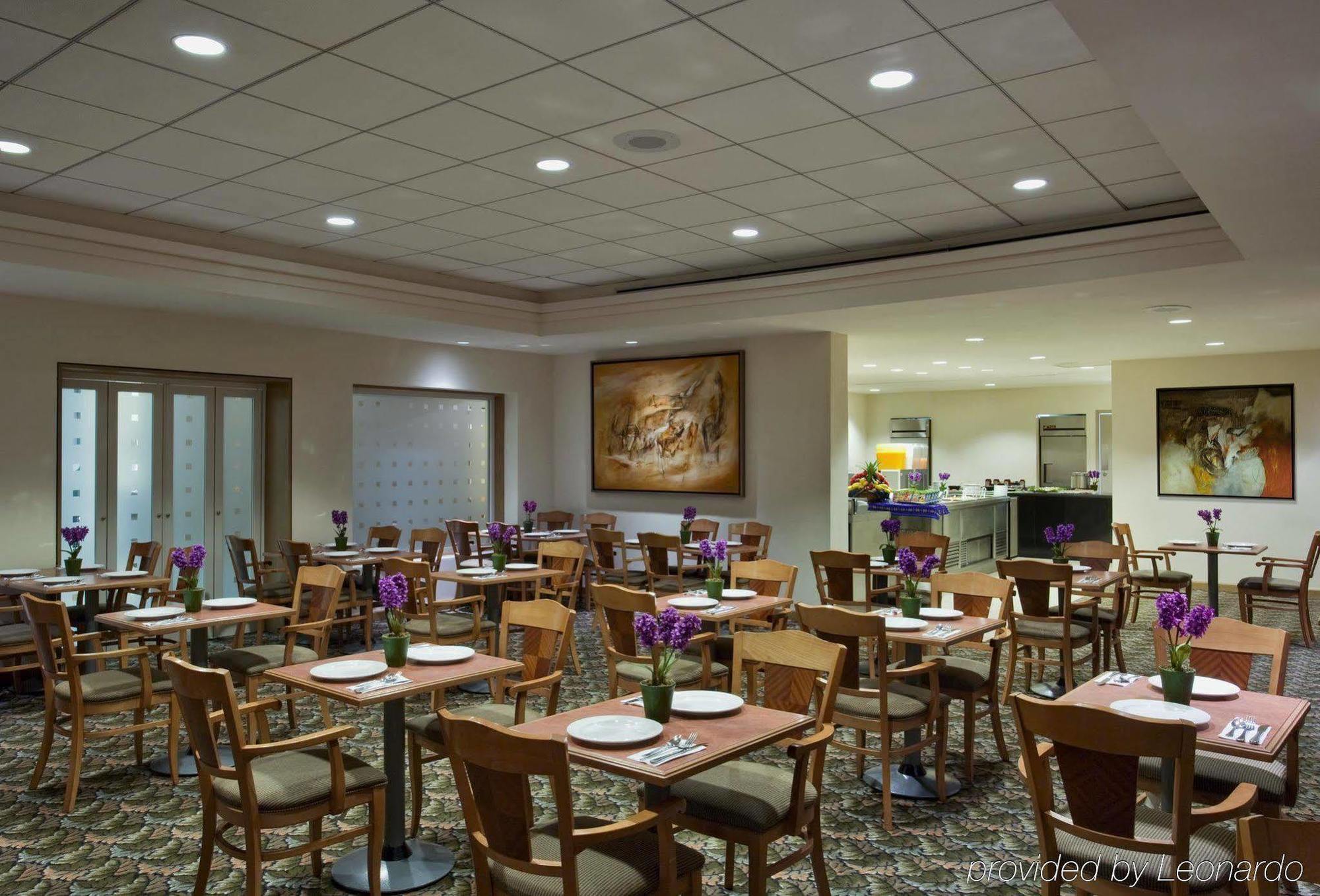 Four Points By Sheraton Galerias Monterrey Bagian luar foto The Club at Newark Airport